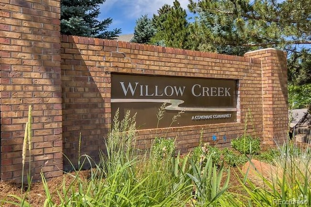 view of community / neighborhood sign