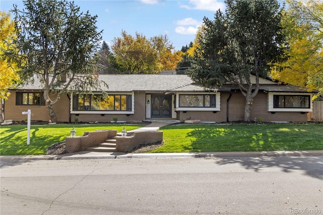 ranch-style house featuring a front lawn