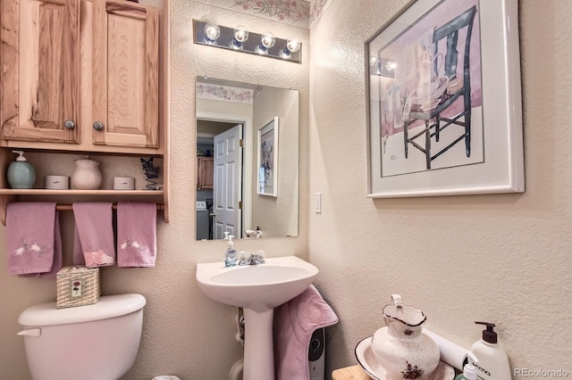 12835 Mayfair Way Unit C, Englewood, CO 80112 - half bathroom featuring a textured wall