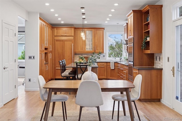 dining space featuring recessed lighting, light wood-type flooring, and baseboards
