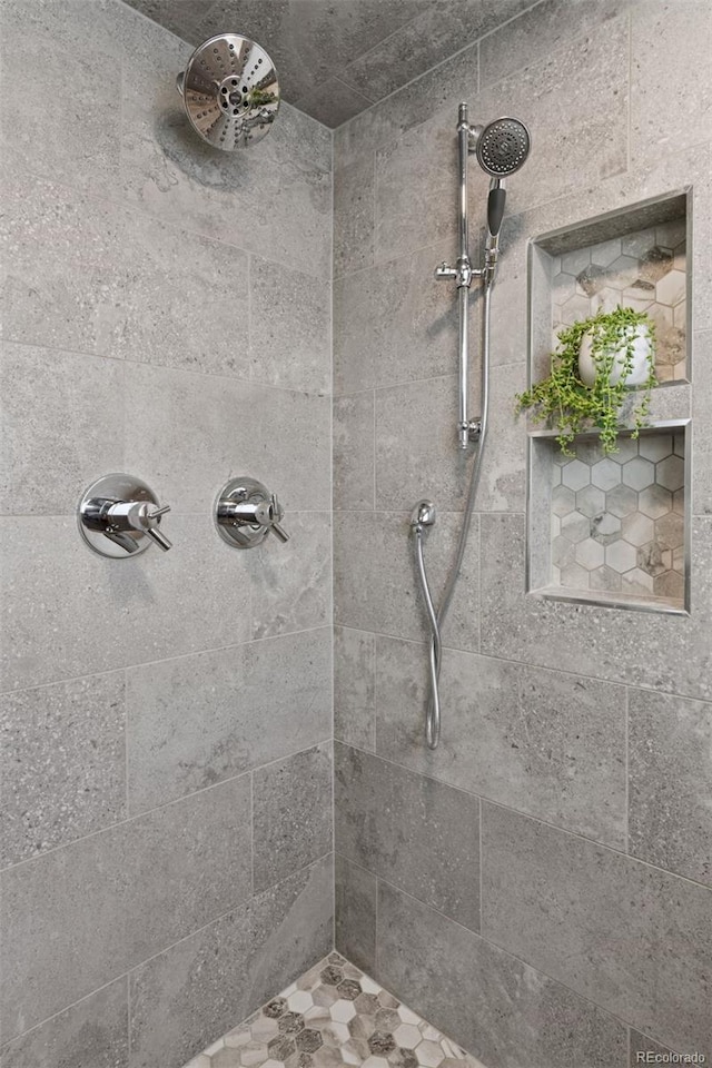 bathroom featuring a tile shower