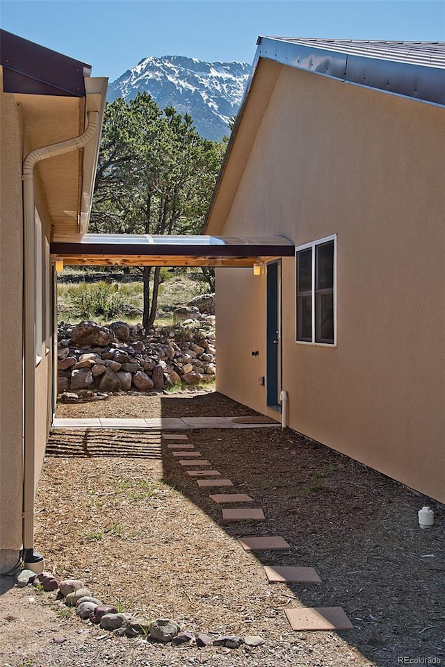 view of yard featuring a mountain view