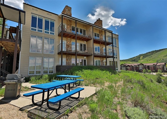 surrounding community featuring a mountain view