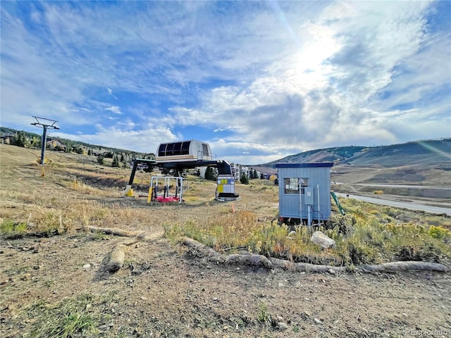 view of yard featuring a mountain view