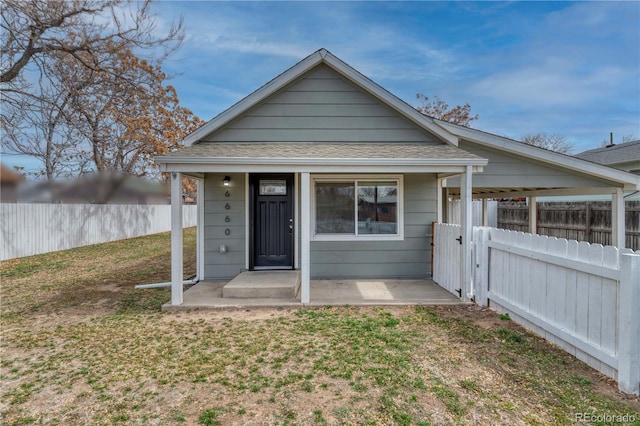6660 Locust St, Commerce City, CO 80022 - view of front facade featuring a front lawn and fence