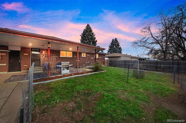 view of yard at dusk