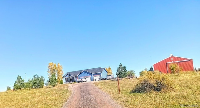 view of front of house featuring a front yard and an outdoor structure