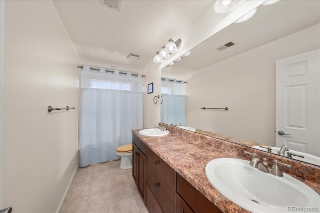 full bathroom featuring visible vents, baseboards, and a sink