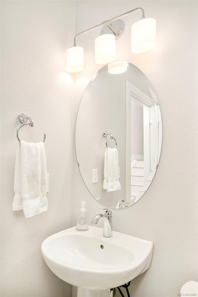bathroom featuring a sink