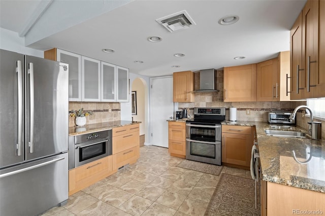 6854 S Willow St, Centennial, CO 80112 - kitchen with visible vents, wall chimney exhaust hood, a sink, backsplash, and stainless steel appliances
