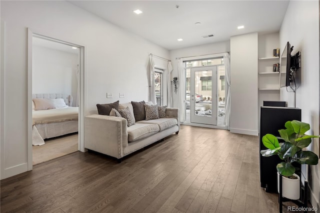 living area featuring baseboards, visible vents, recessed lighting, and dark wood-style flooring