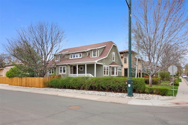 view of front of property featuring fence and covered porch