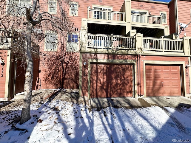 view of front of property featuring a balcony