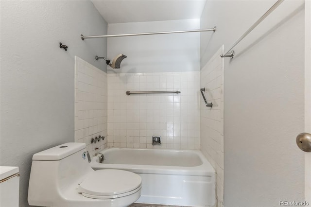 bathroom with tiled shower / bath and toilet