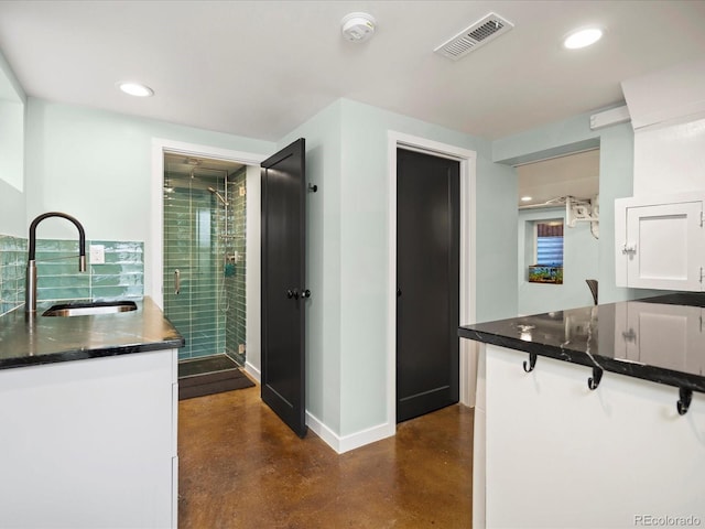 kitchen with concrete floors, visible vents, a sink, and recessed lighting