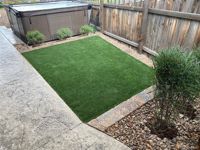 view of yard with a hot tub