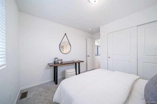 bedroom featuring visible vents, carpet floors, baseboards, and a closet