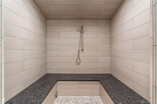 bathroom featuring tiled shower