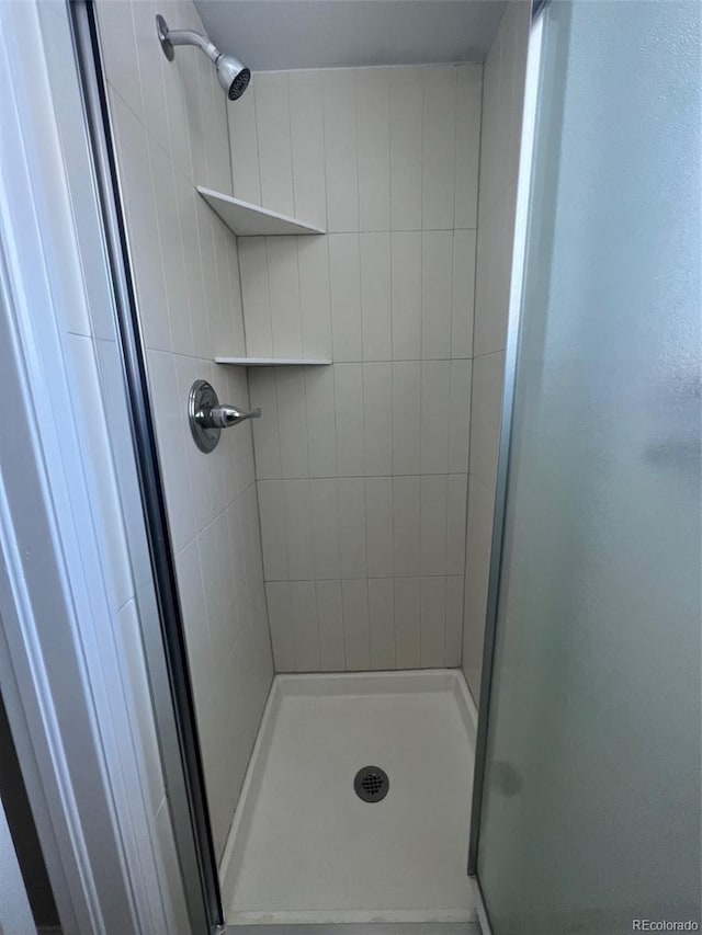 bathroom featuring tiled shower