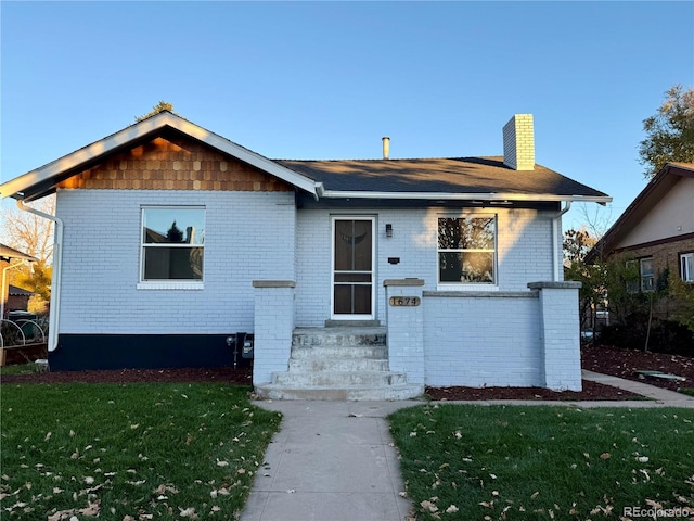 view of front of property featuring a front yard