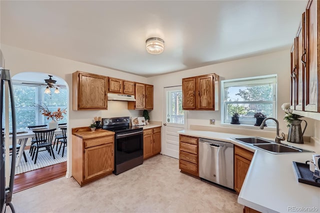 kitchen with ceiling fan, sink, black electric range, stainless steel dishwasher, and light hardwood / wood-style floors