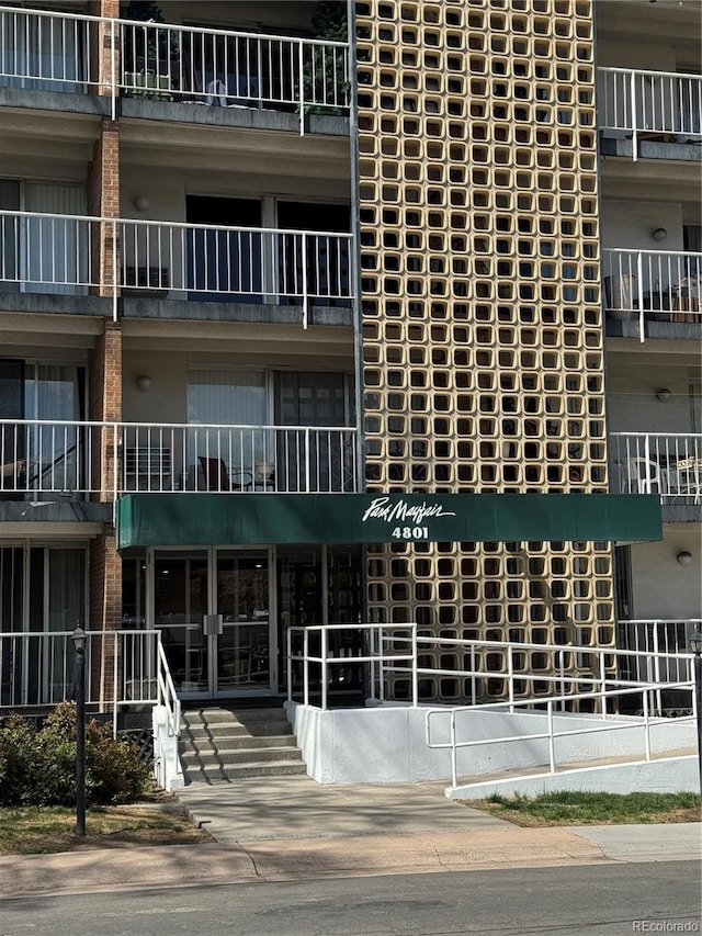 view of apartment building / complex
