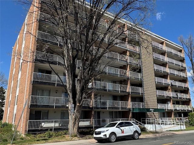view of apartment building / complex