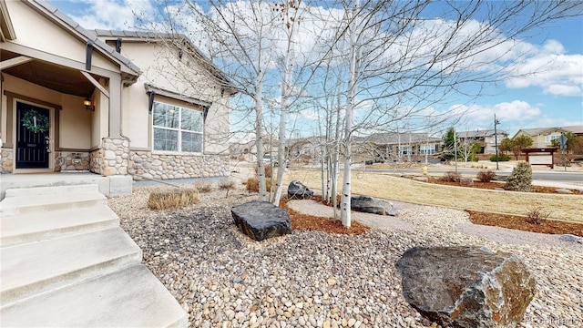 view of yard with a residential view