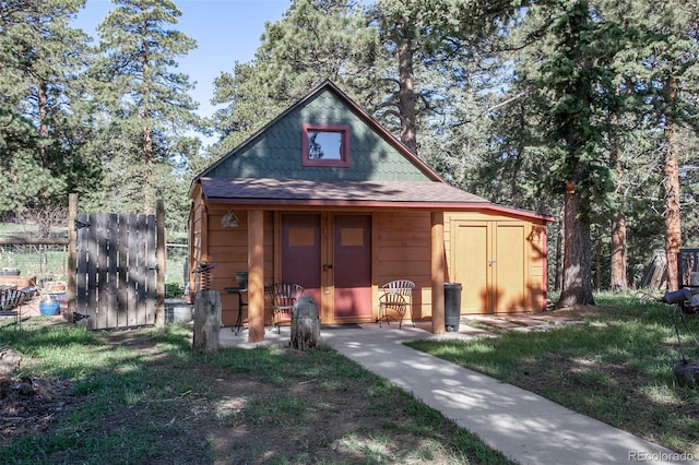 view of outdoor structure with an outbuilding
