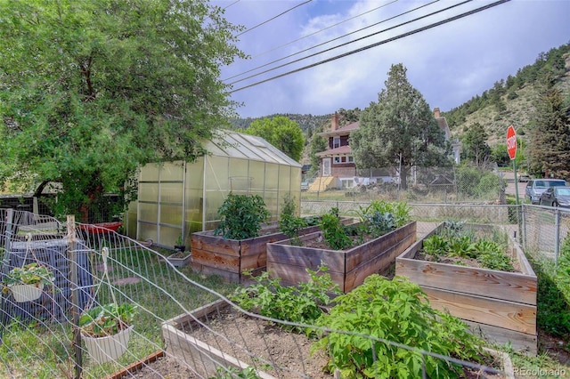 view of yard featuring an outdoor structure