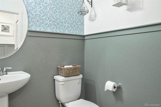 9 N Waterloo St, Aurora, CO 80018 - half bath featuring toilet, a sink, and a textured wall
