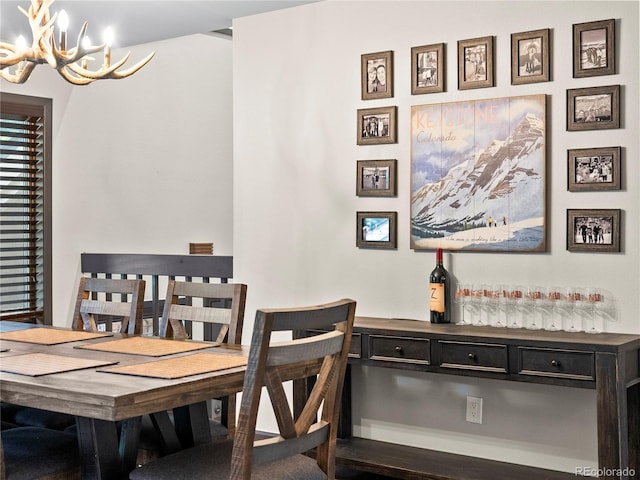 dining space with a notable chandelier