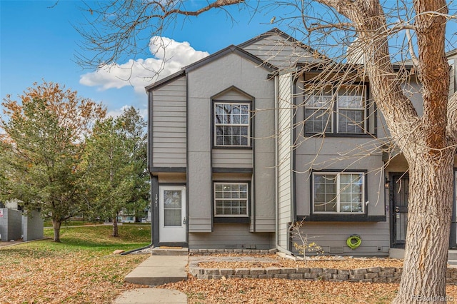 view of front of home featuring a front yard