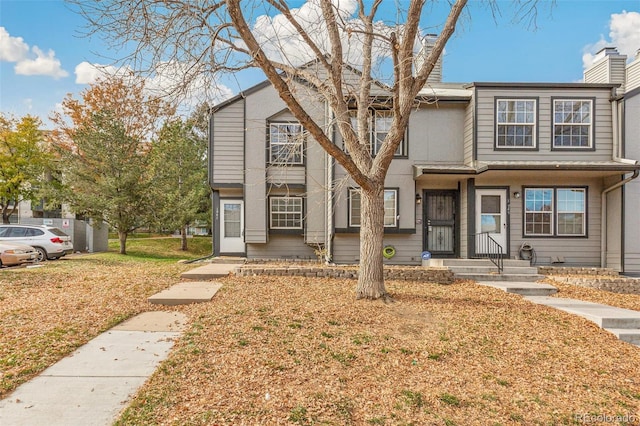 view of front of home featuring a front lawn