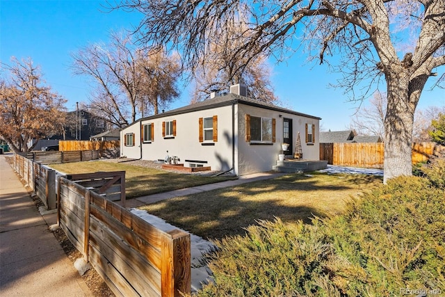 view of front of home featuring a front yard