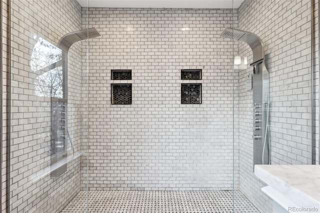 bathroom featuring a tile shower