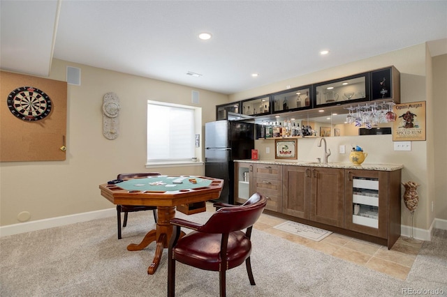 dining room with baseboards, indoor wet bar, recessed lighting, and visible vents