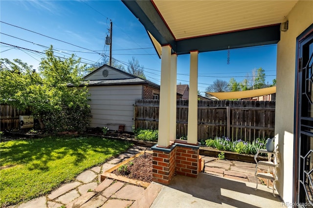 view of yard featuring a patio area