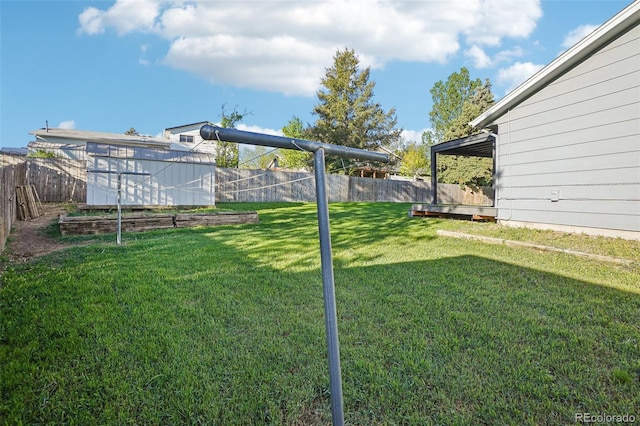 view of yard with an outbuilding