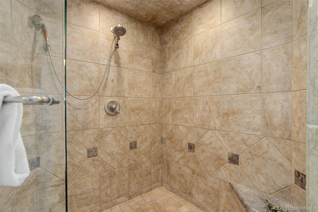 bathroom featuring a tile shower