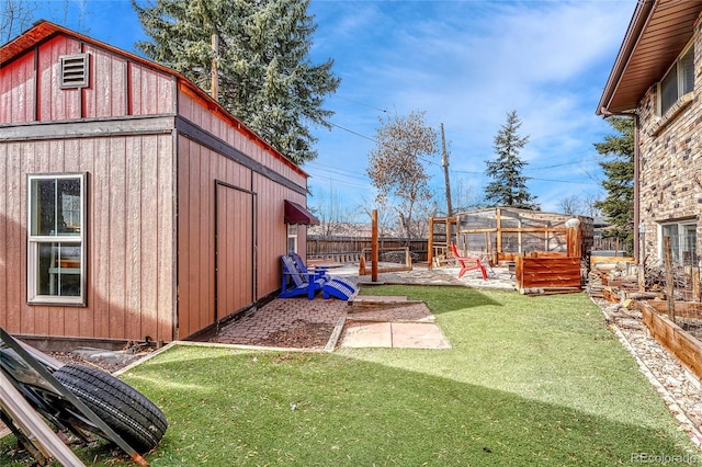 view of yard featuring an outdoor structure