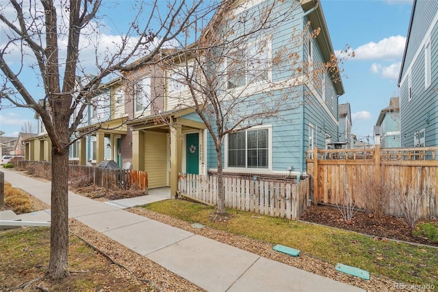 view of front of home featuring covered porch and a fenced front yard