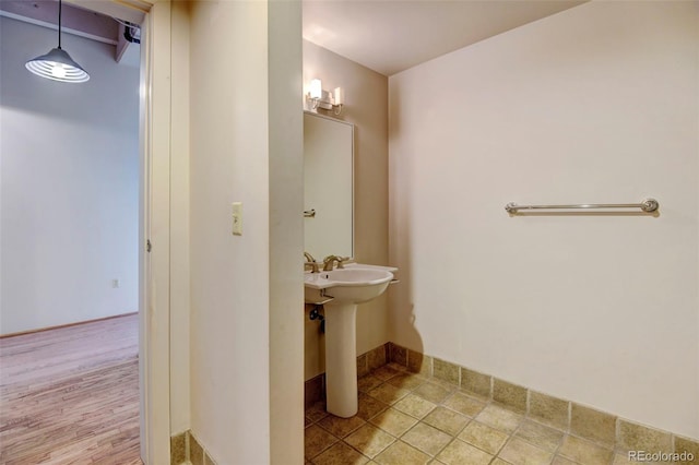 bathroom featuring a sink