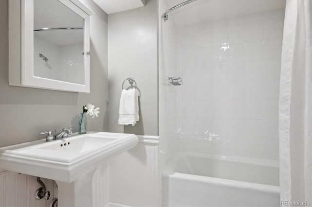 bathroom featuring shower / bathtub combination with curtain