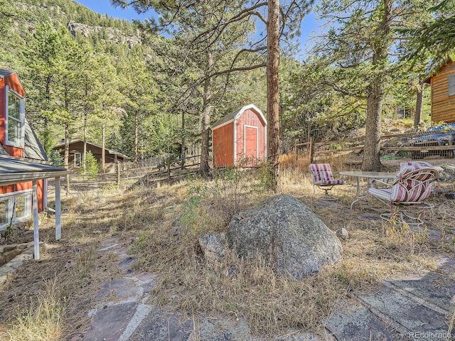 view of yard featuring a shed