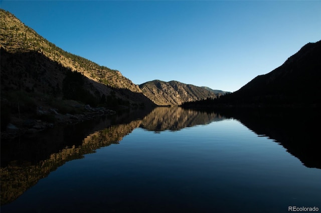 water view with a mountain view