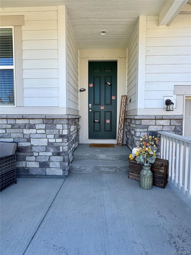 property entrance featuring a porch