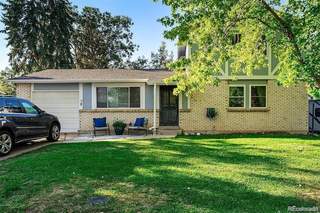 view of front facade featuring a garage and a front yard