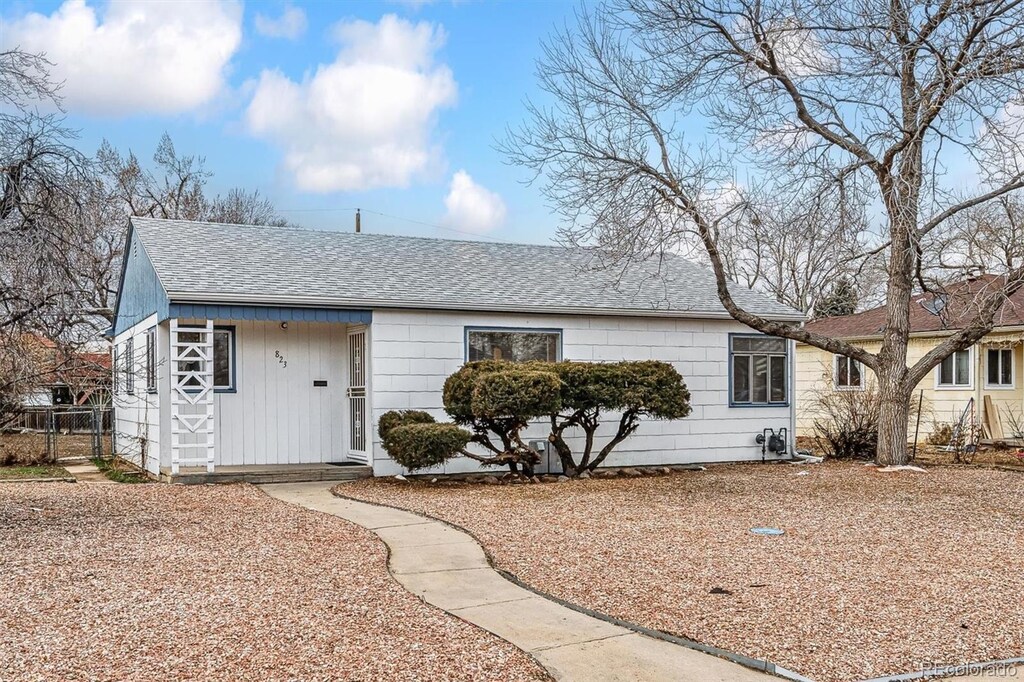 ranch-style house with roof with shingles