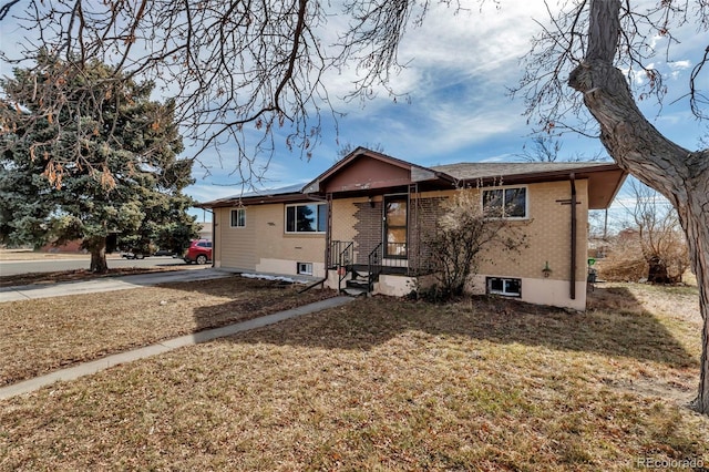 view of front of home featuring brick siding and a front yard